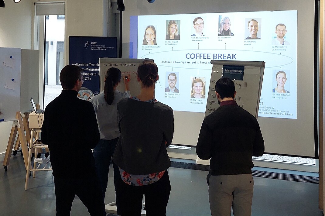 nTTP-GCT-Fellows in der Pause vor einem FlipChart