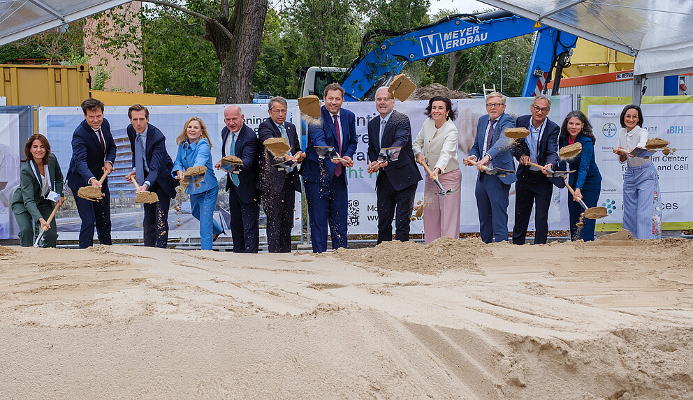 Vertreter:innen aus Politik, Wirtschaft und Wissenschaft beim Spatenstich für das BCGCT