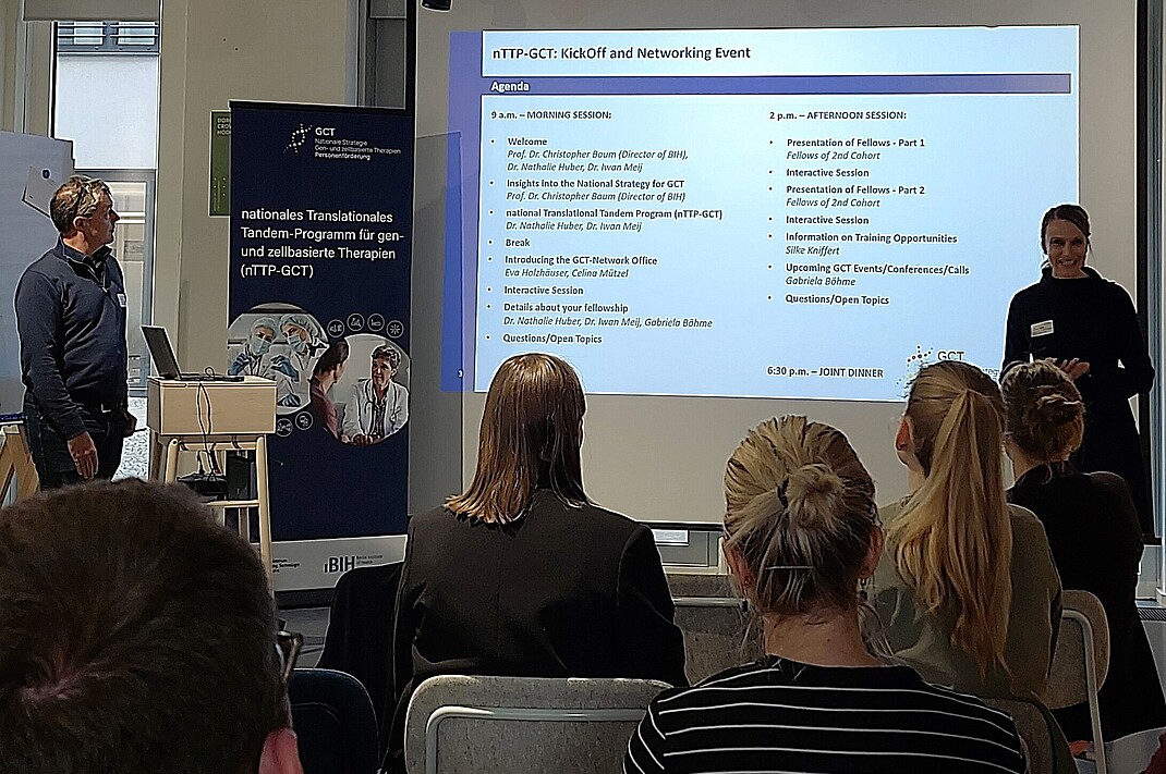 Die Programmleitung Dr. Nathalie Huber und Dr. Iwan C. Meij stellen die Agenda vor