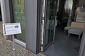 Wegweiser vor der Eingangstür