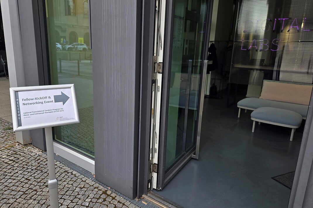 Wegweiser vor der Eingangstür