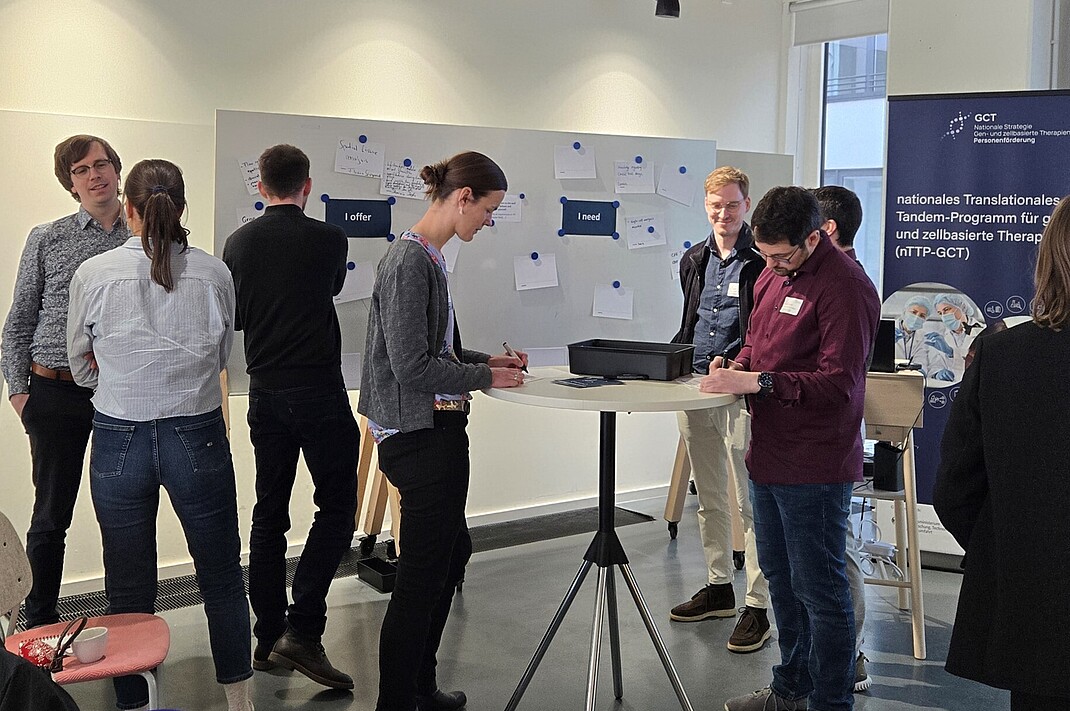 nTTP-GCT-Fellows geben schriftliches Feedback vor einer Stellwand