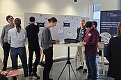 nTTP-GCT-Fellows geben schriftliches Feedback vor einer Stellwand